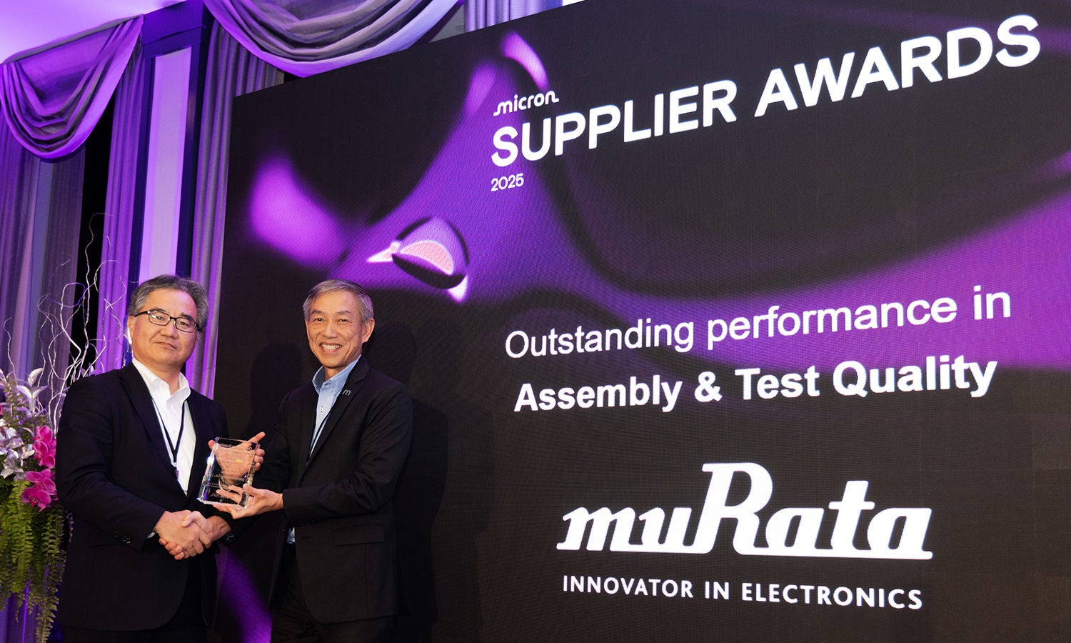 Kok Sing Chen presenting the Outstanding Performance Award to Eiichi Morimoto